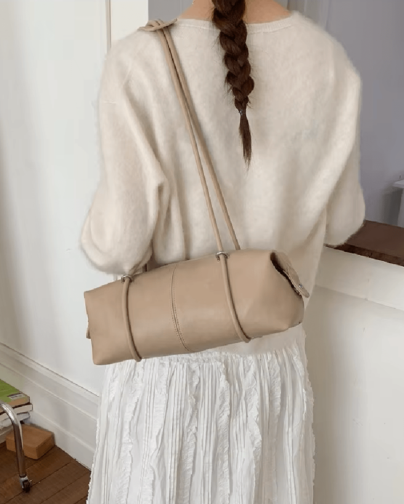 Ada Pillow Boston Bag in beige – styled look
