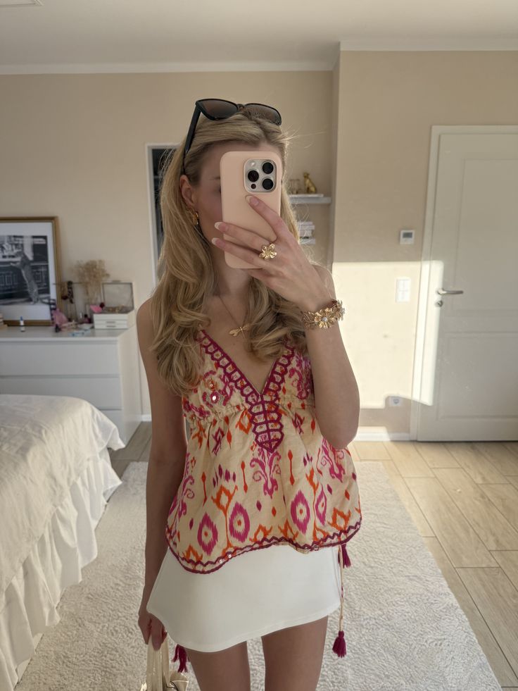 Top de tirantes Agrafena con bordado, estilo boho y lazos con borlas