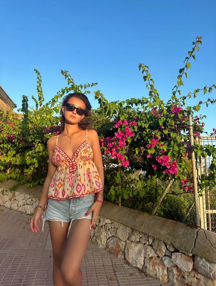 Top de tirantes Agrafena con bordado, estilo boho y lazos con borlas
