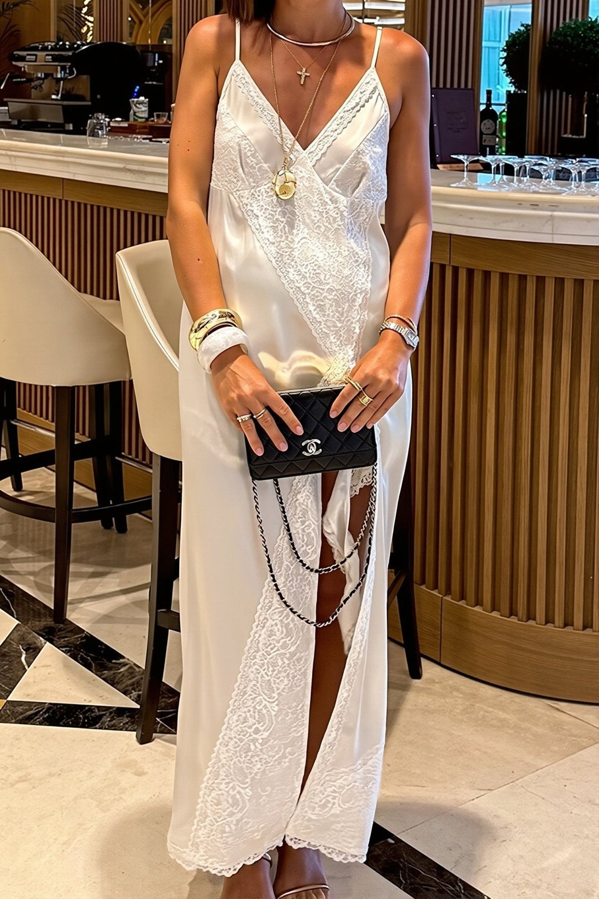 Vestido midi de encaje con acabado satinado Aishling