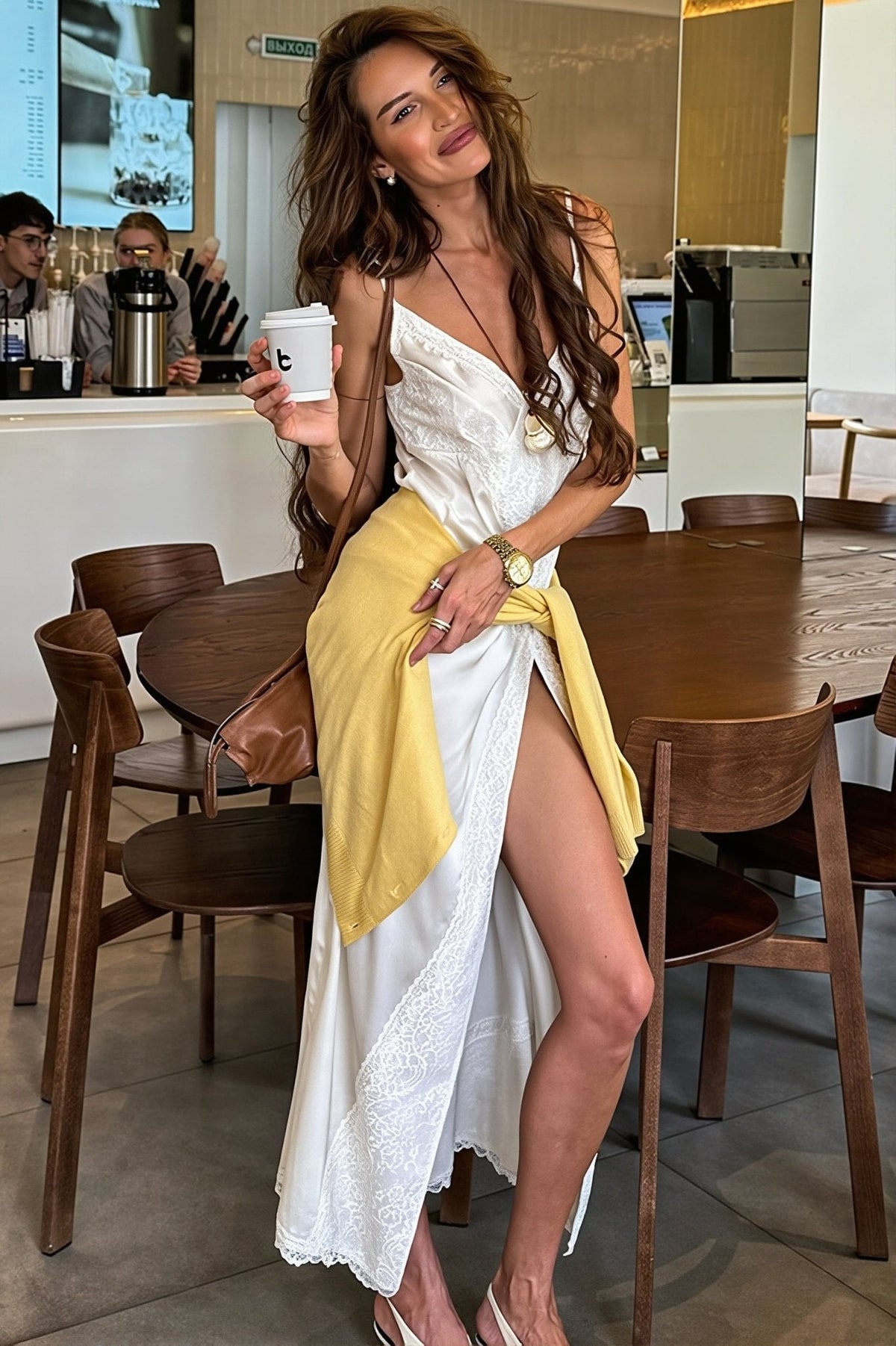 Vestido midi de encaje con acabado satinado Aishling
