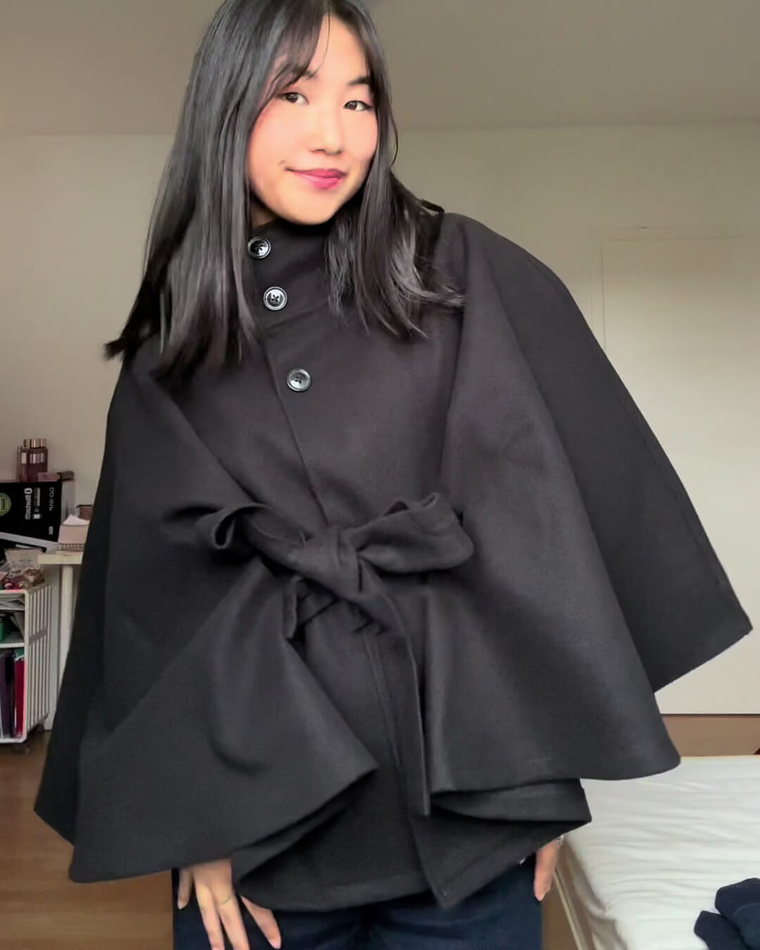 Chaqueta capa elegante Arianne con cuello alto y cinturón