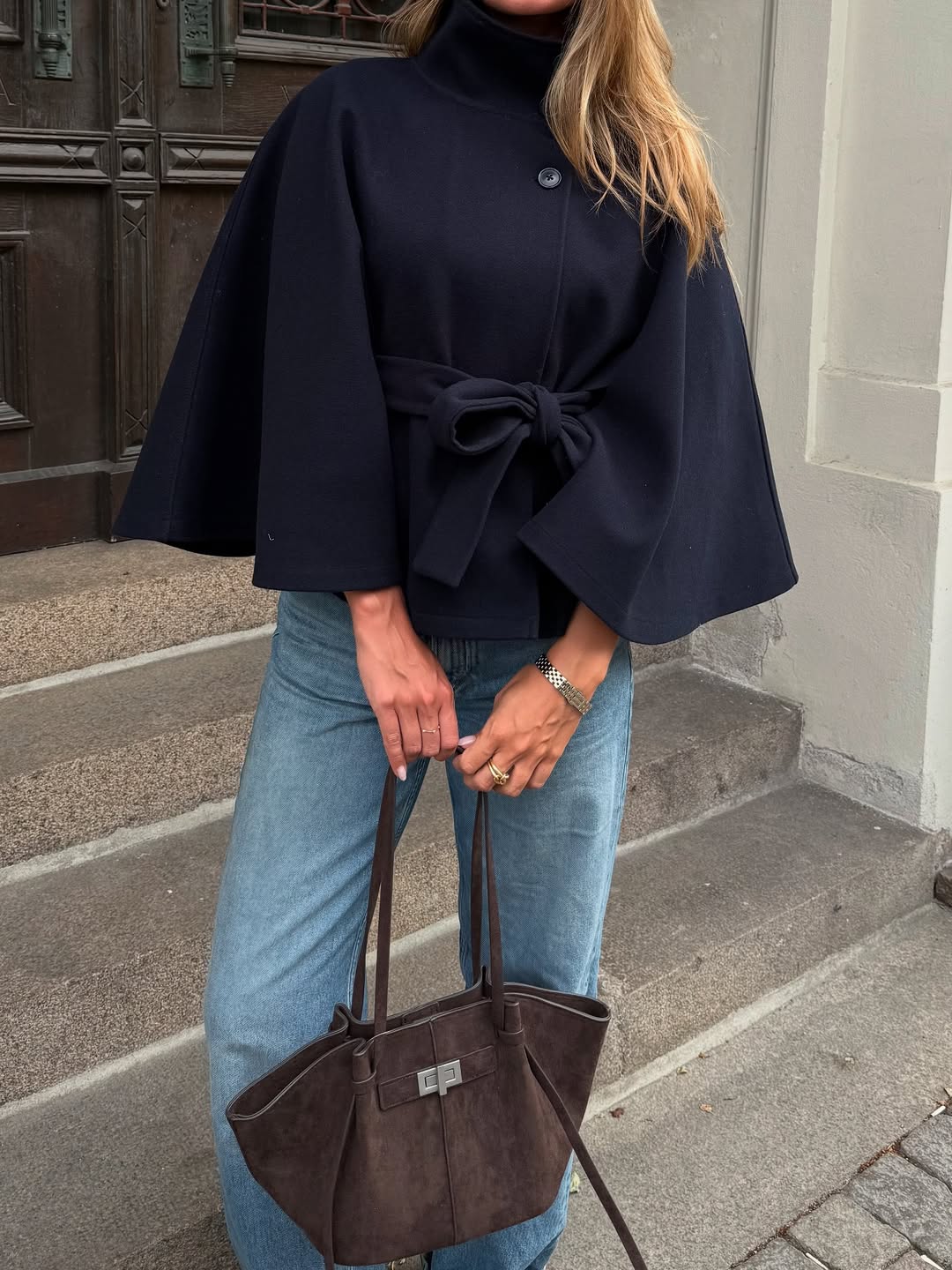 Chaqueta capa elegante Arianne con cuello alto y cinturón