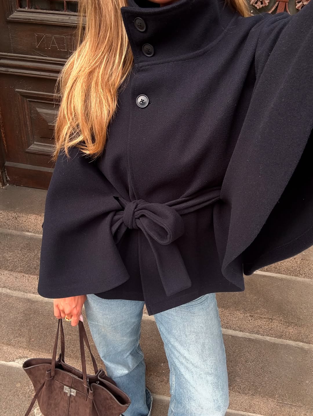 Chaqueta capa elegante Arianne con cuello alto y cinturón