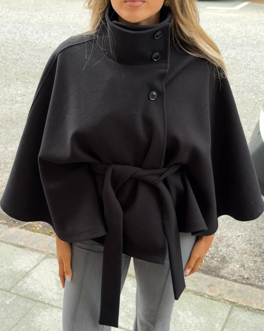 Chaqueta capa elegante Arianne con cuello alto y cinturón