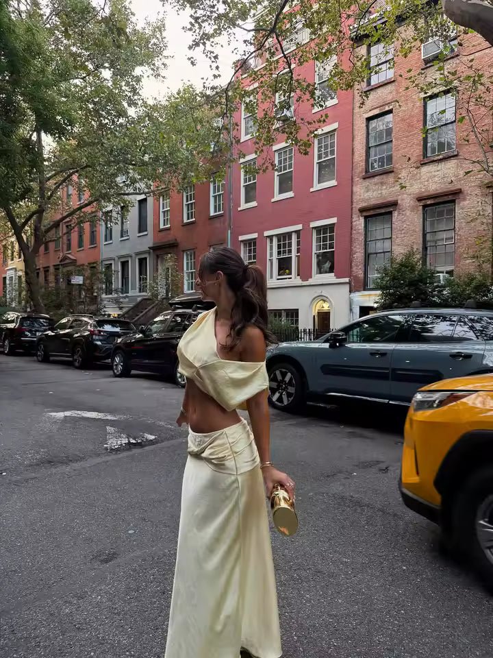 Conjunto de top corto y falda plisados de satén Arlette