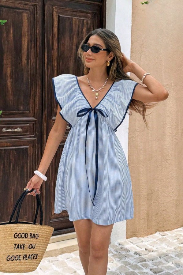 Minivestido Beatrice a rayas, con escote en V y volantes
