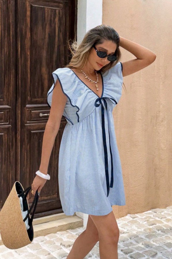 Minivestido Beatrice a rayas, con escote en V y volantes