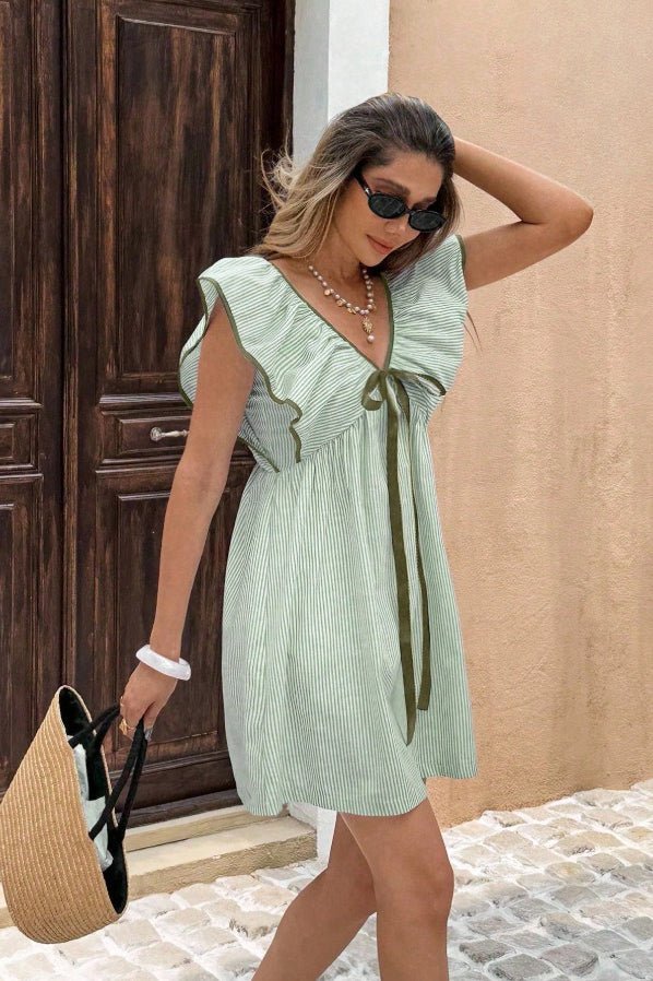 Minivestido Beatrice a rayas, con escote en V y volantes