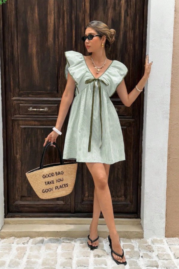Minivestido Beatrice a rayas, con escote en V y volantes