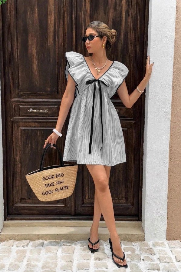Minivestido Beatrice a rayas, con escote en V y volantes