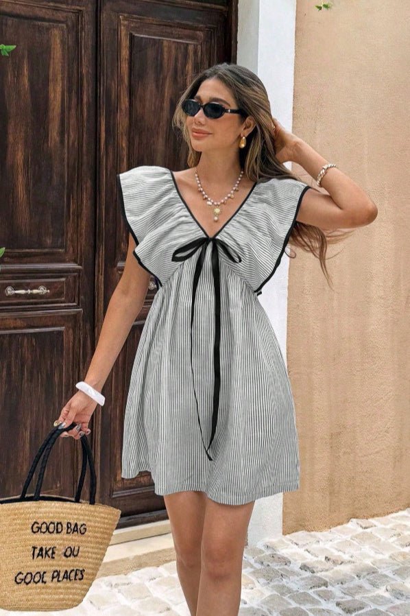 Minivestido Beatrice a rayas, con escote en V y volantes