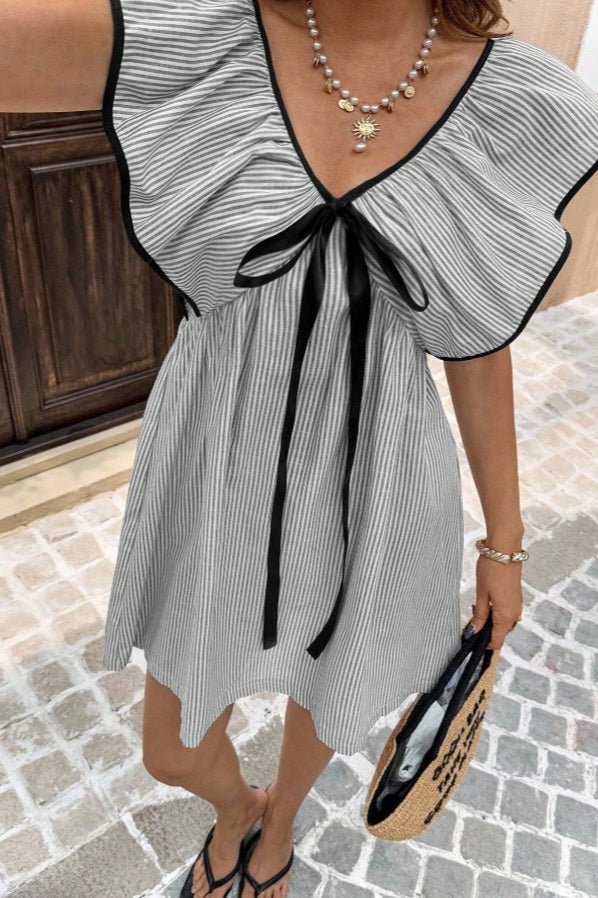 Minivestido Beatrice a rayas, con escote en V y volantes