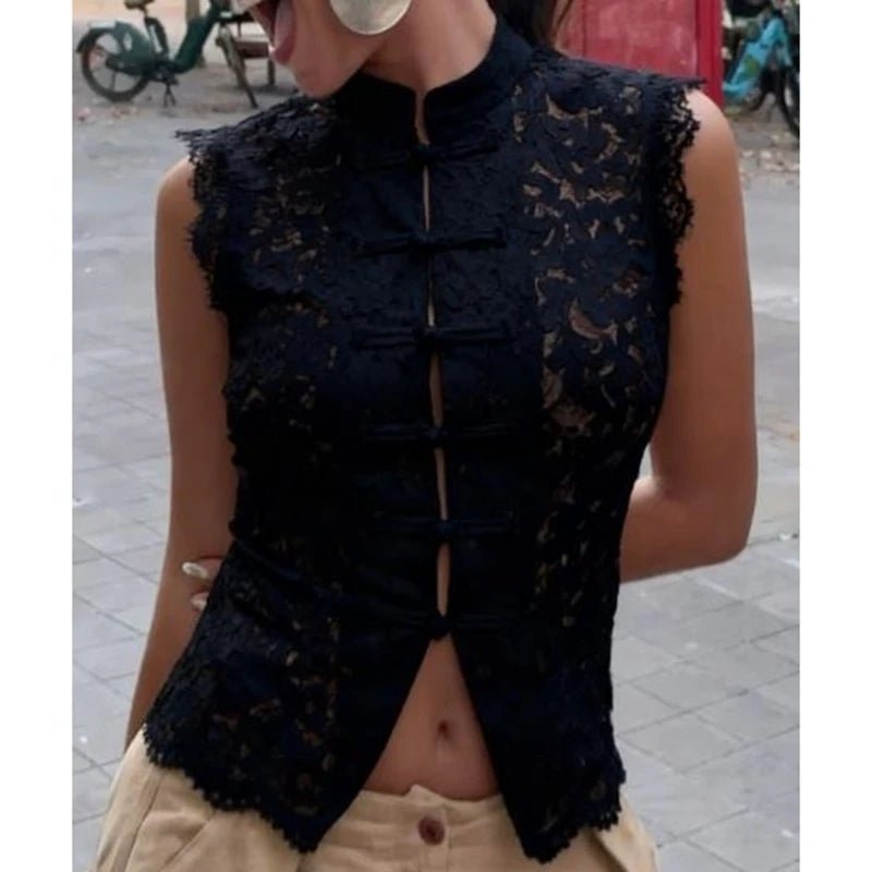 Blusa Beatrix de encaje semitransparente con cuello mao