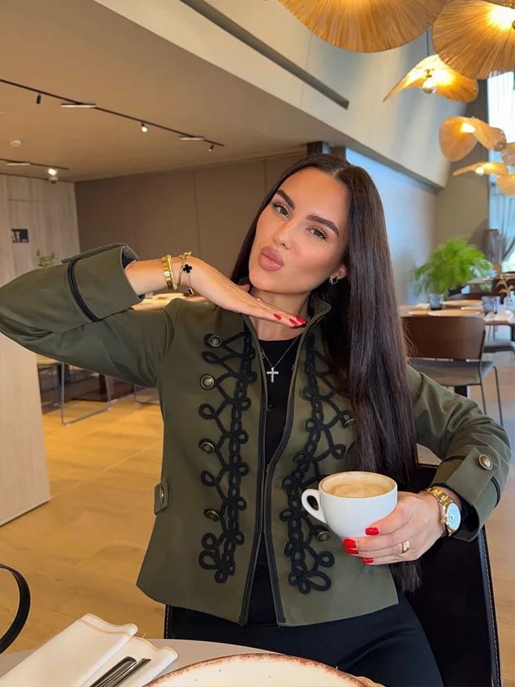 Chaqueta napoleón Becky con hebilla de nudo de cuerda