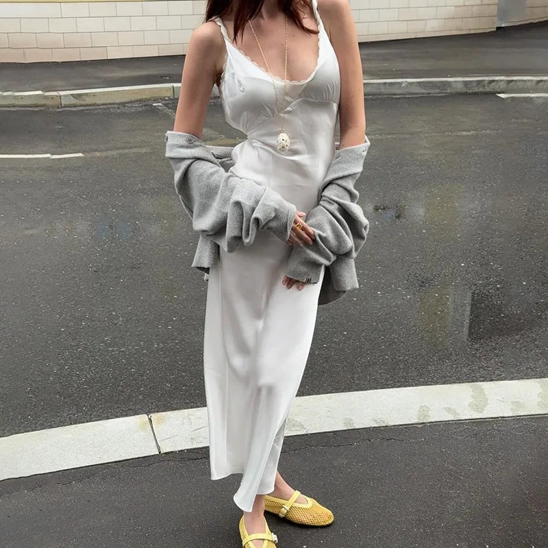 Vestido midi de satén con escote pronunciado Bellina