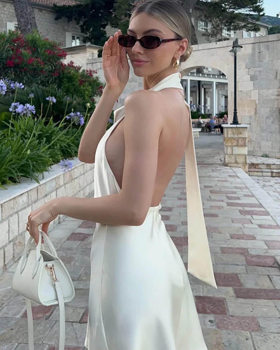 Minivestido satinado con espalda descubierta Bianca