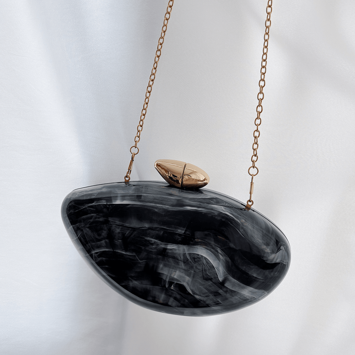 Bolso de mano de noche acrílico con forma de concha Bianca