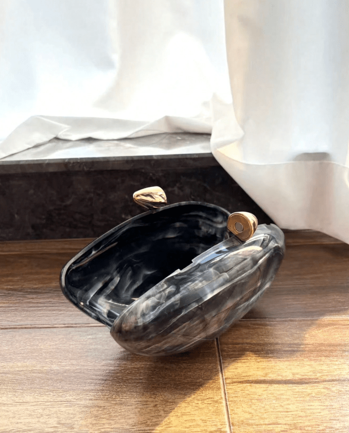 Bolso de mano de noche acrílico con forma de concha Bianca