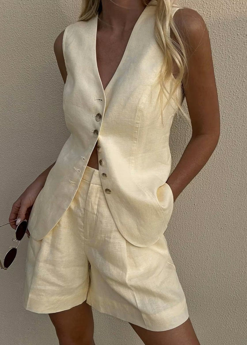 Conjunto de chaleco entallado y shorts Bianca