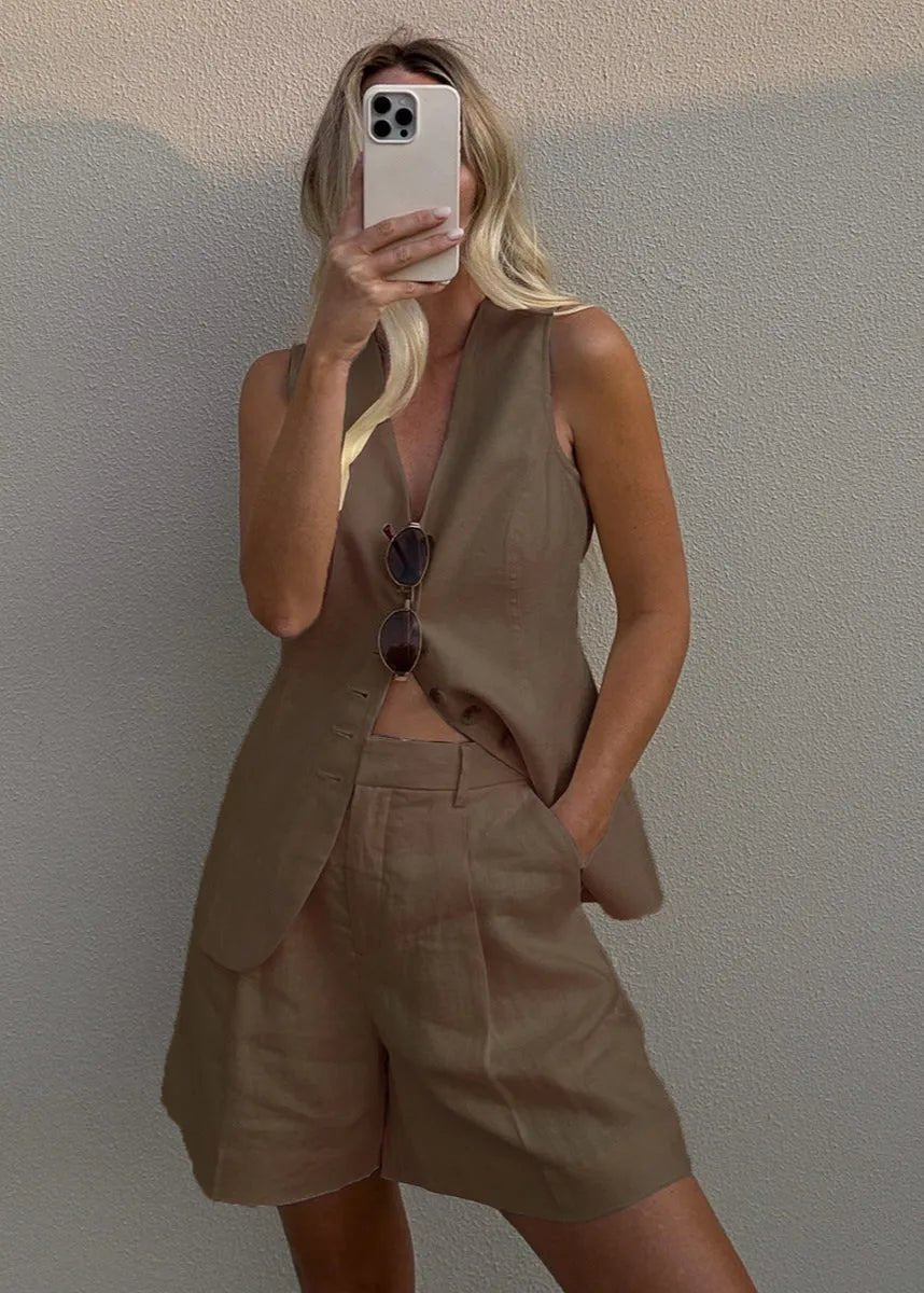 Conjunto de chaleco entallado y shorts Bianca