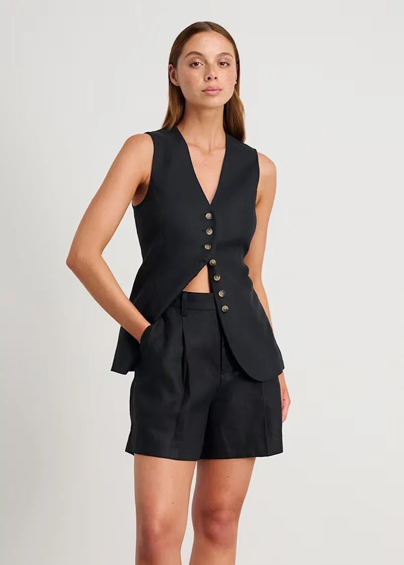 Conjunto de chaleco entallado y shorts Bianca