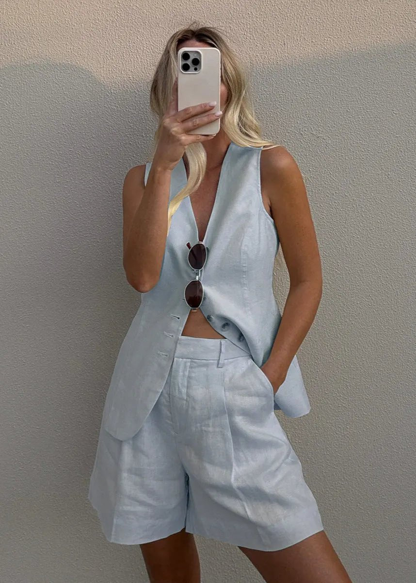 Conjunto de chaleco entallado y shorts Bianca