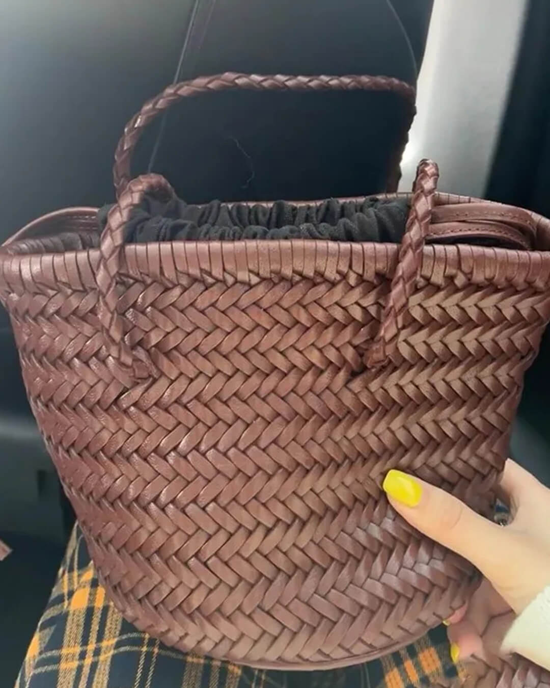 Bolso de hombro Blair tipo cubo trenzado