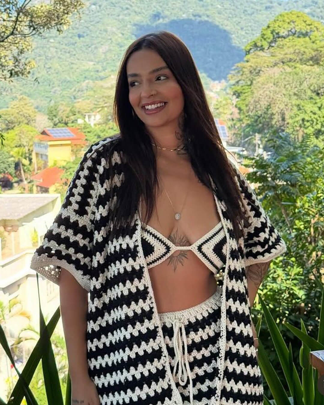 Conjunto de bikini de punto con bloques de color y abrigo Bree