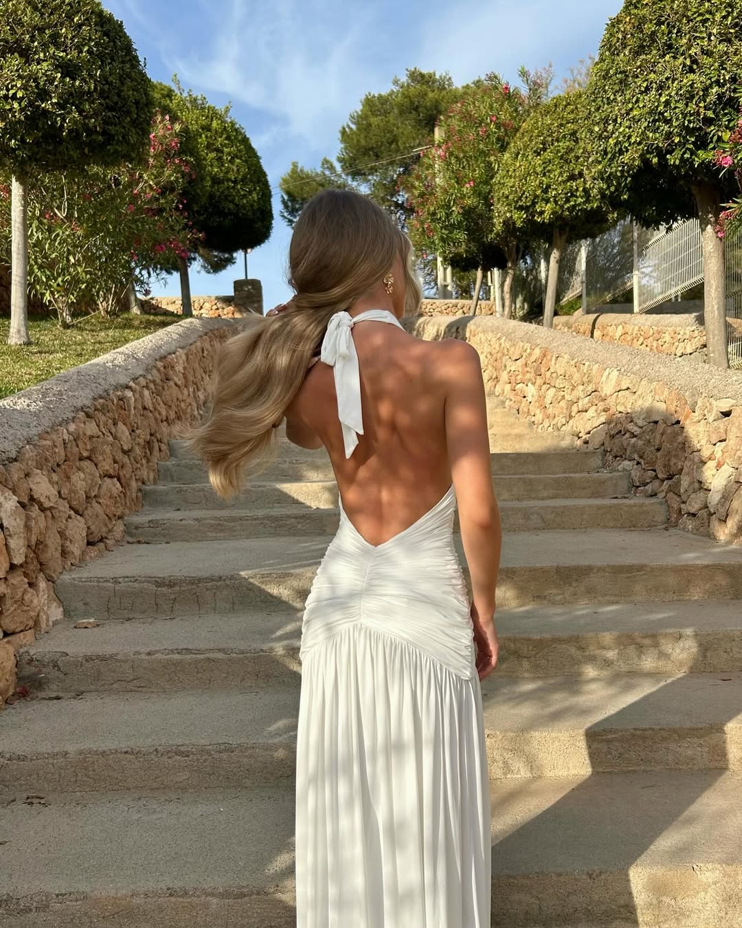 Vestido largo con escote pronunciado halter Carlyn