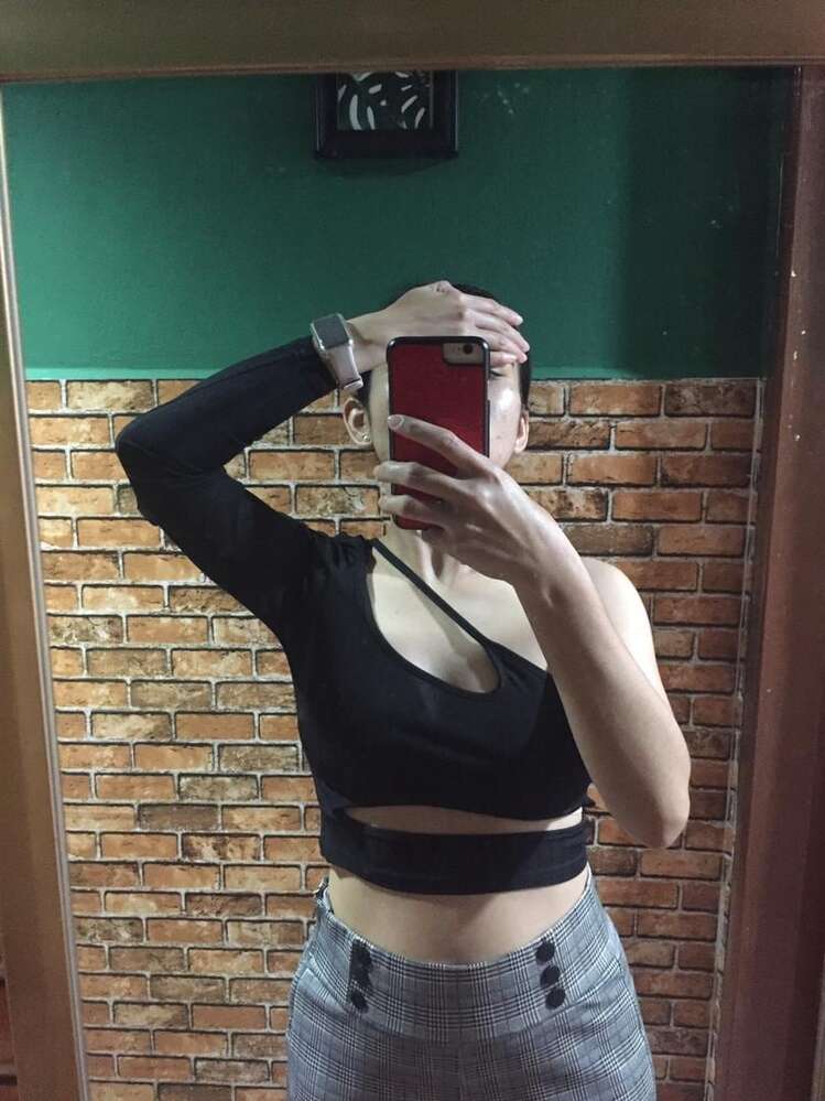 Crop top asimétrico con aberturas Celeste