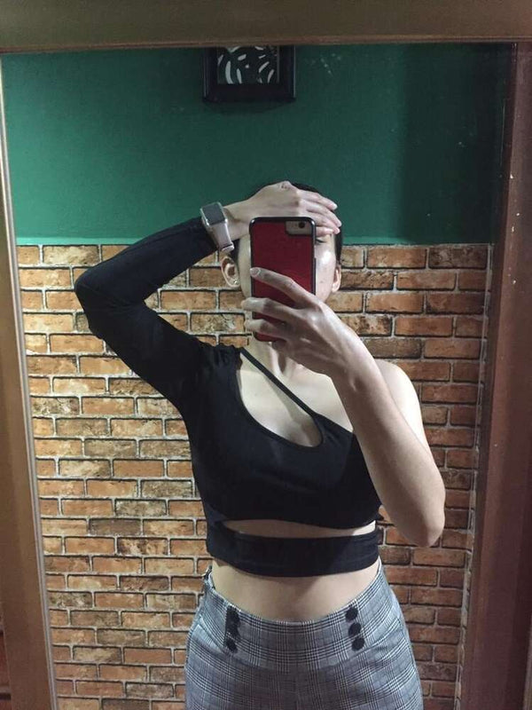 Crop top asimétrico con aberturas Celeste