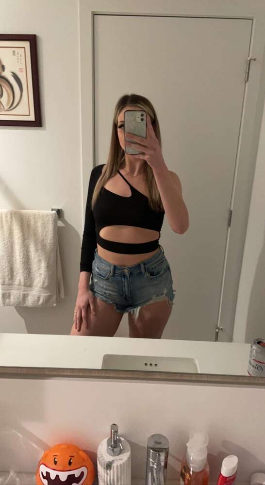 Crop top asimétrico con aberturas Celeste