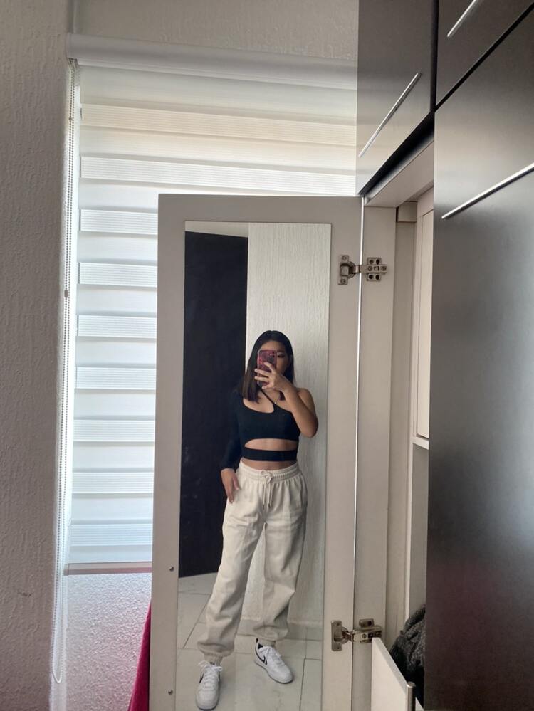 Crop top asimétrico con aberturas Celeste