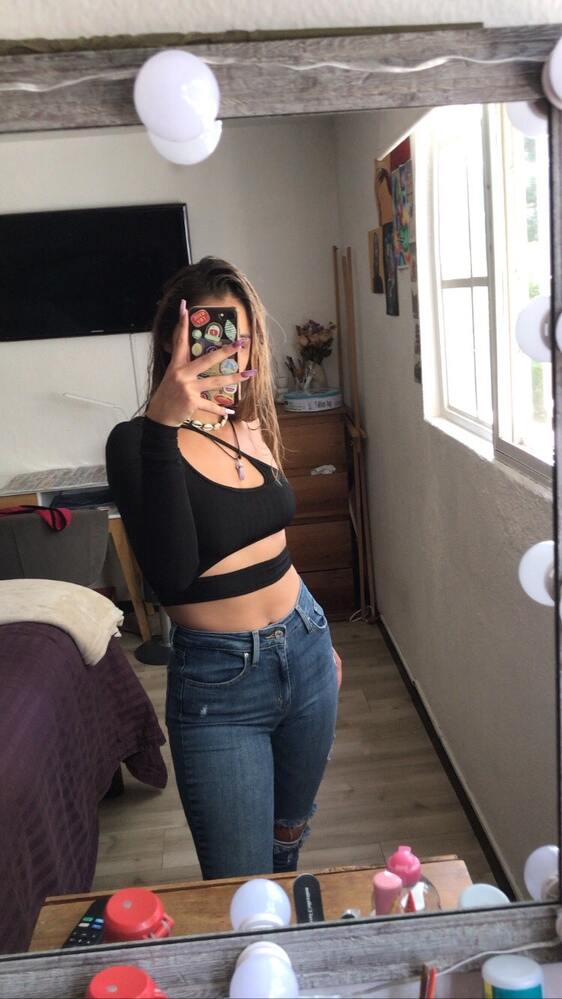 Crop top asimétrico con aberturas Celeste