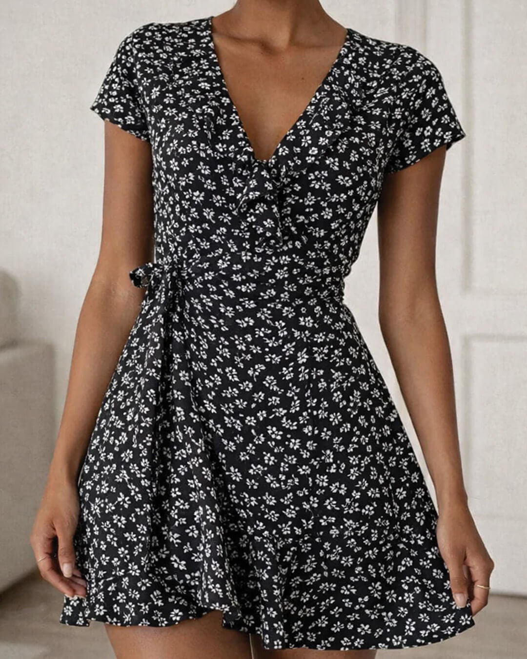 Minivestido de línea A con estampado floral y escote de pico Celeste