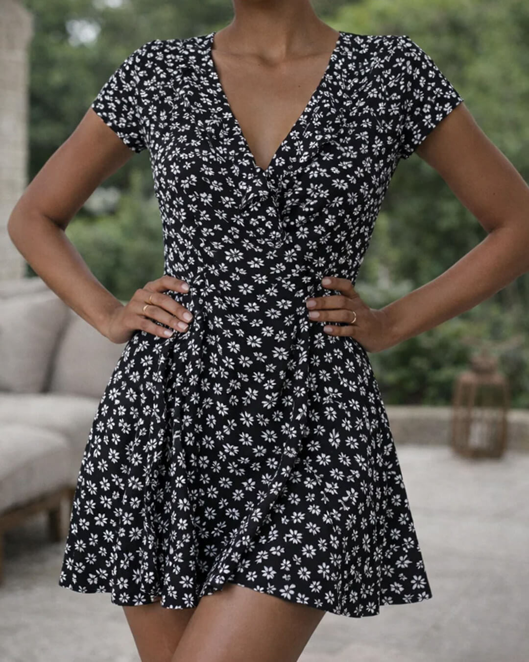 Minivestido de línea A con estampado floral y escote de pico Celeste