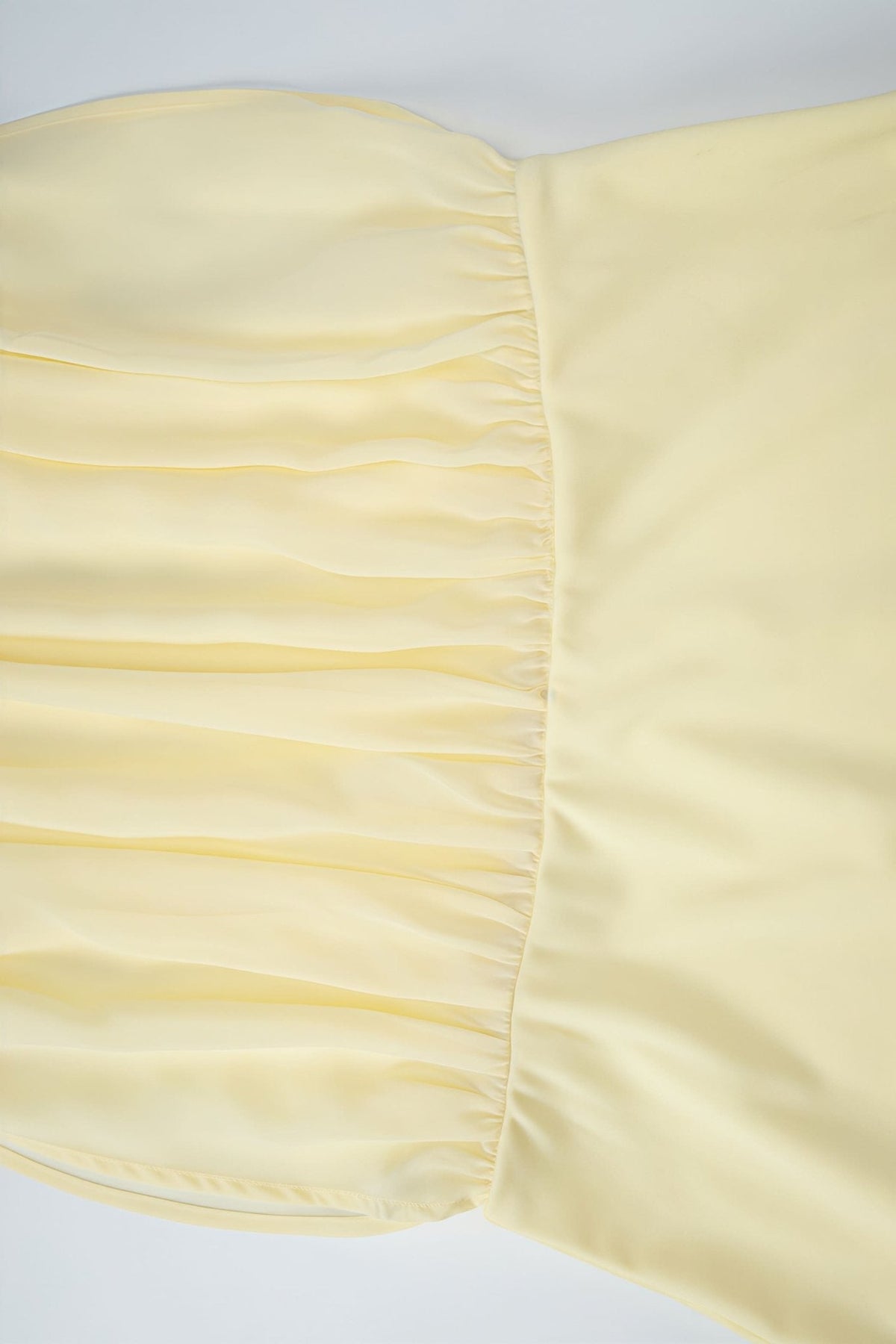 Minivestido ajustado de malla Celeste con hombros descubiertos