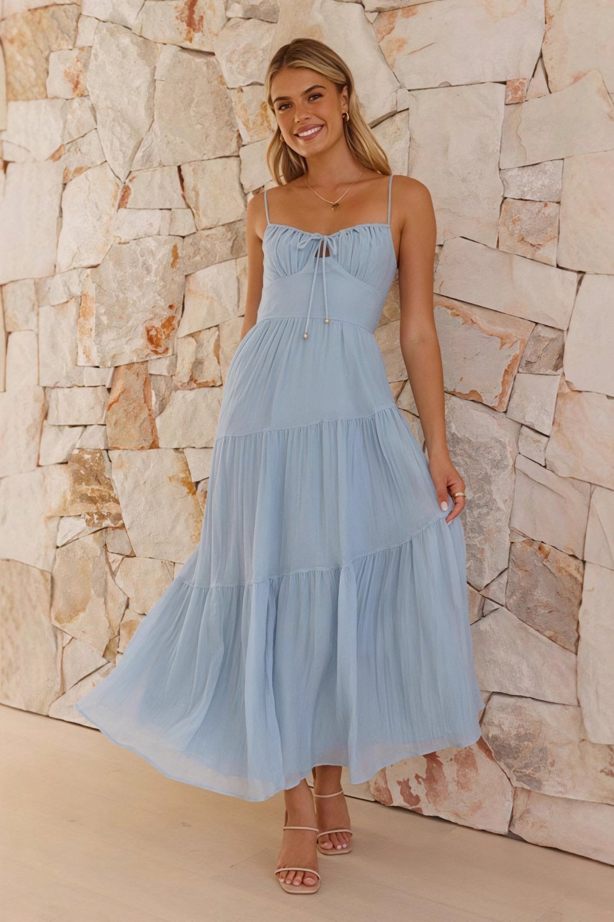 Vestido largo acampanado Celeste con tirantes finos y espalda descubierta