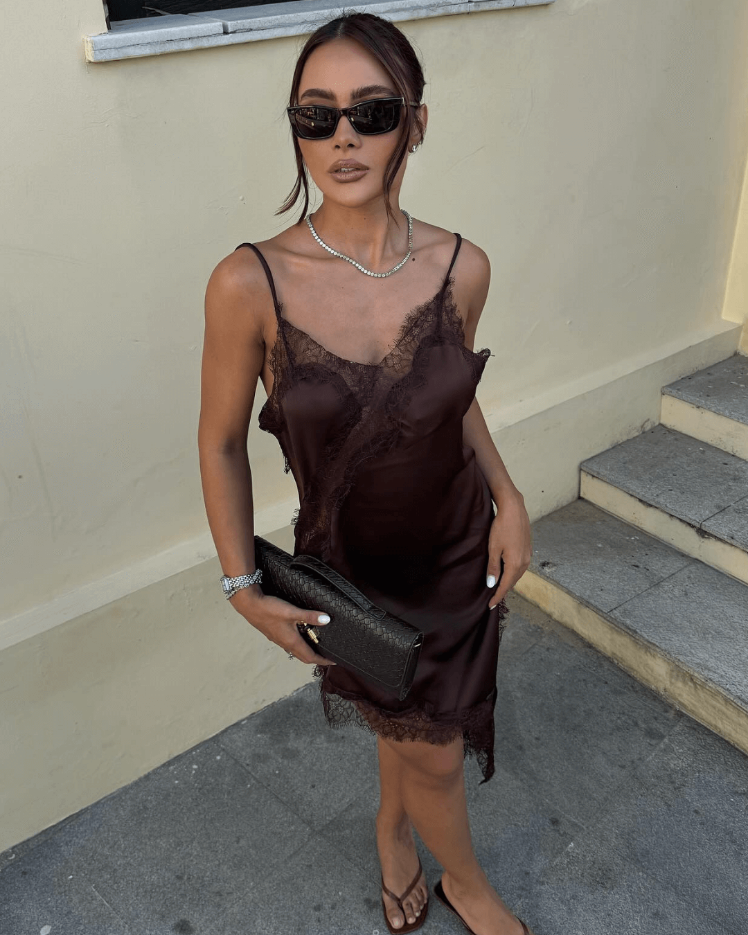Vestido midi Chiara de satén con encaje asimétrico