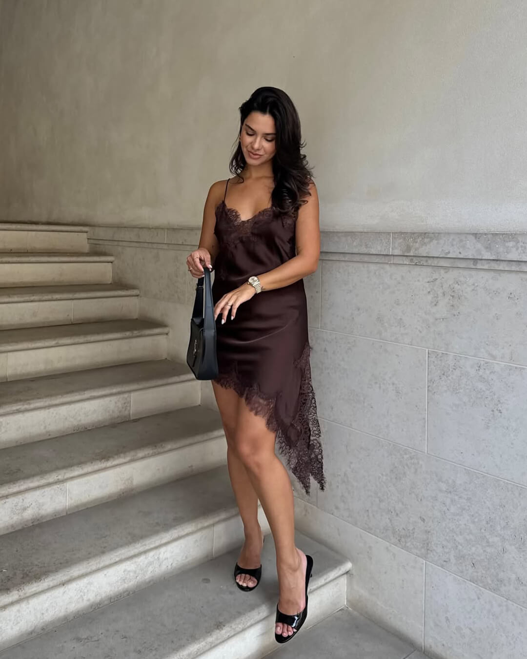 Vestido midi Chiara de satén con encaje asimétrico