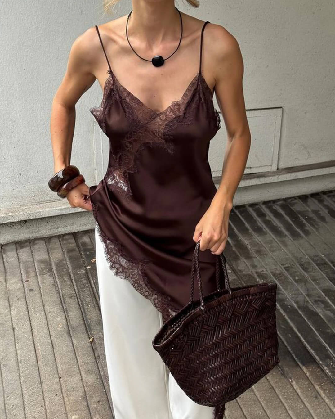 Vestido midi Chiara de satén con encaje asimétrico