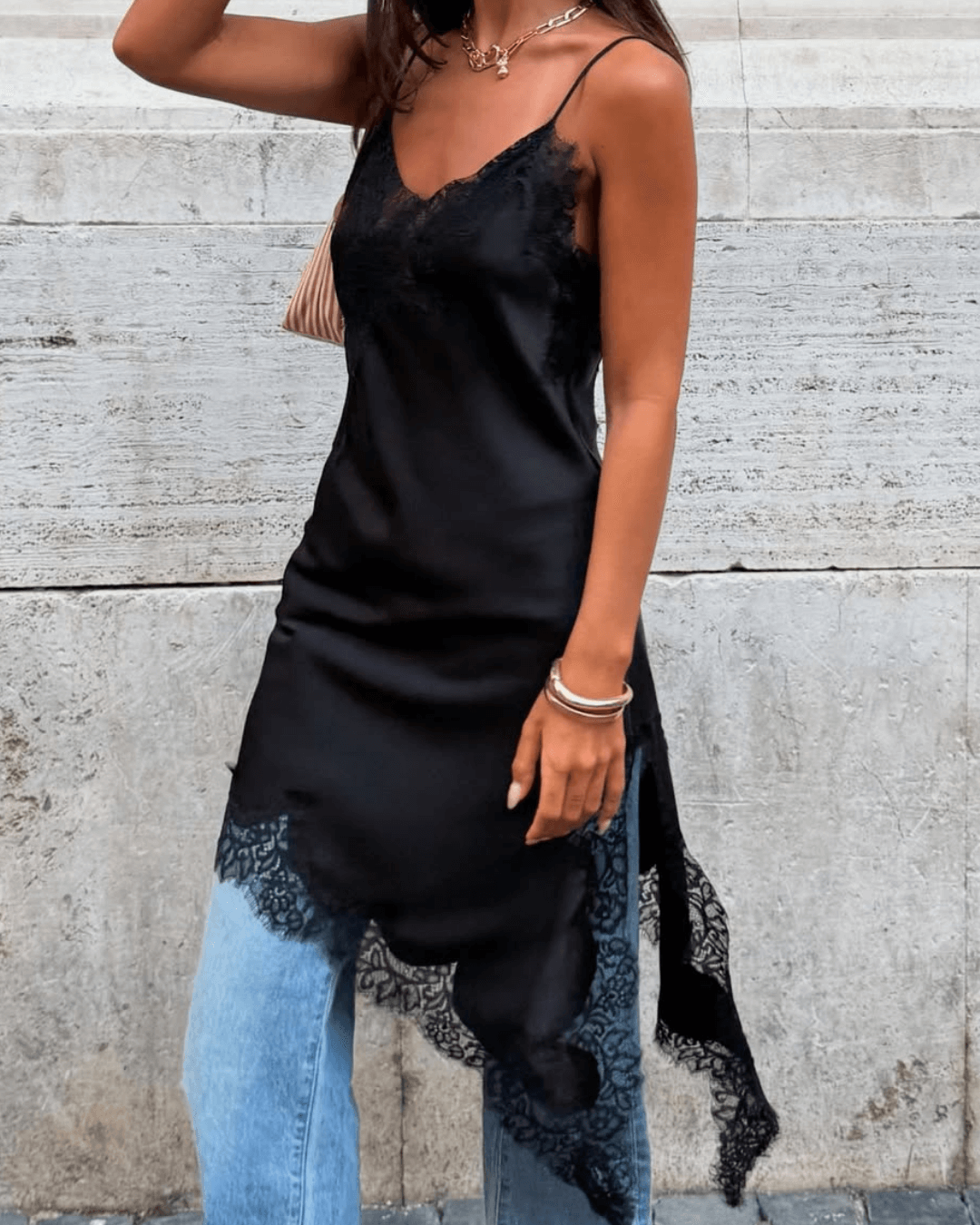 Vestido midi Chiara de satén con encaje asimétrico