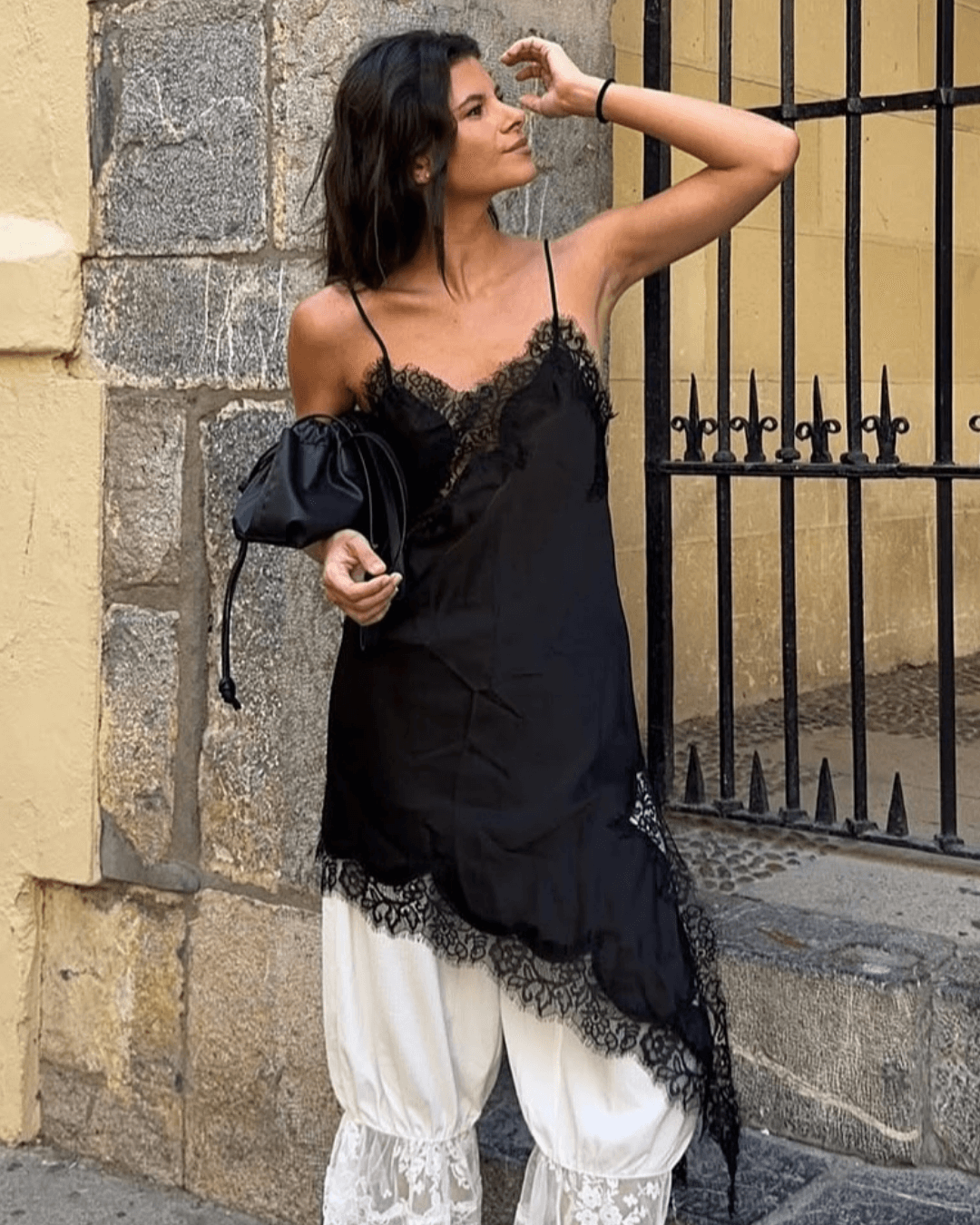 Vestido midi Chiara de satén con encaje asimétrico