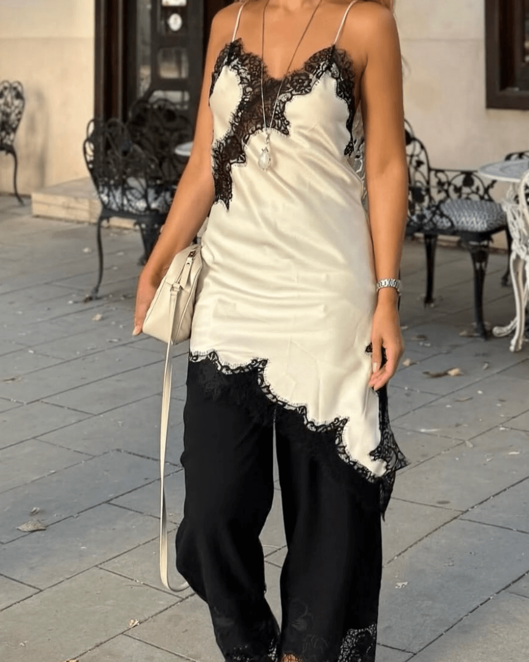 Vestido midi Chiara de satén con encaje asimétrico