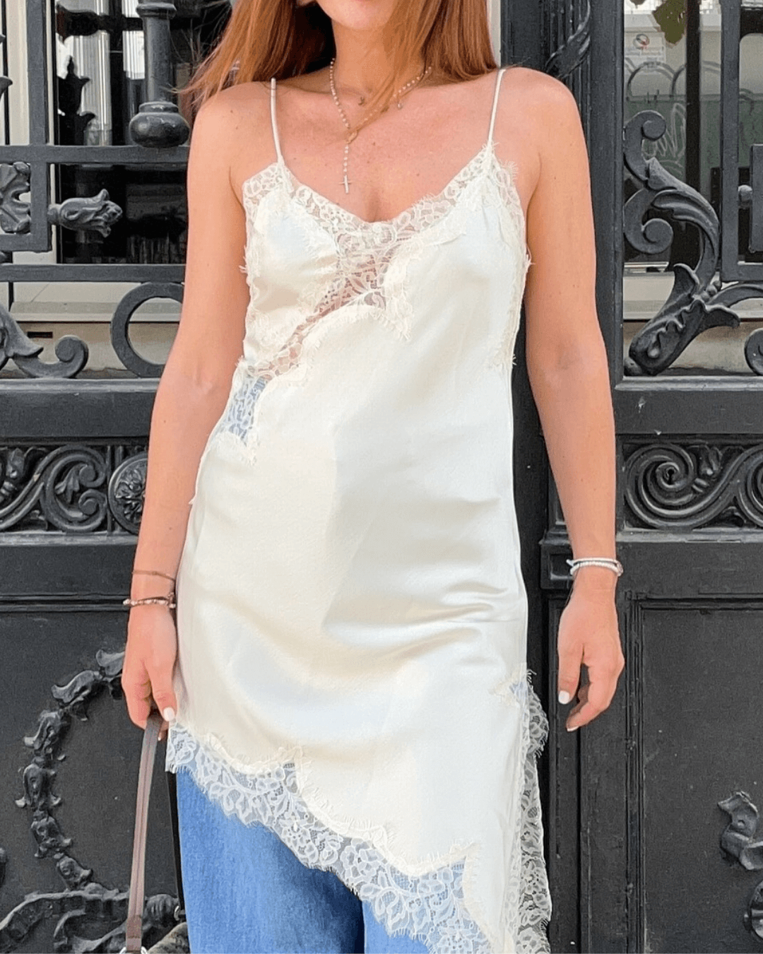 Vestido midi Chiara de satén con encaje asimétrico