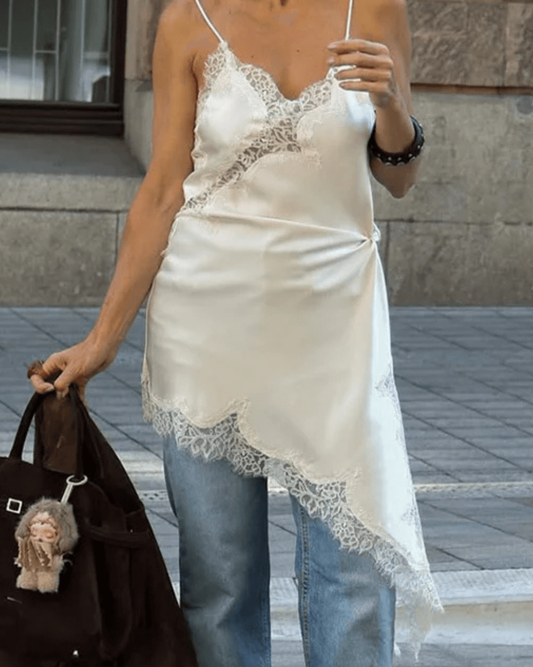 Vestido midi Chiara de satén con encaje asimétrico