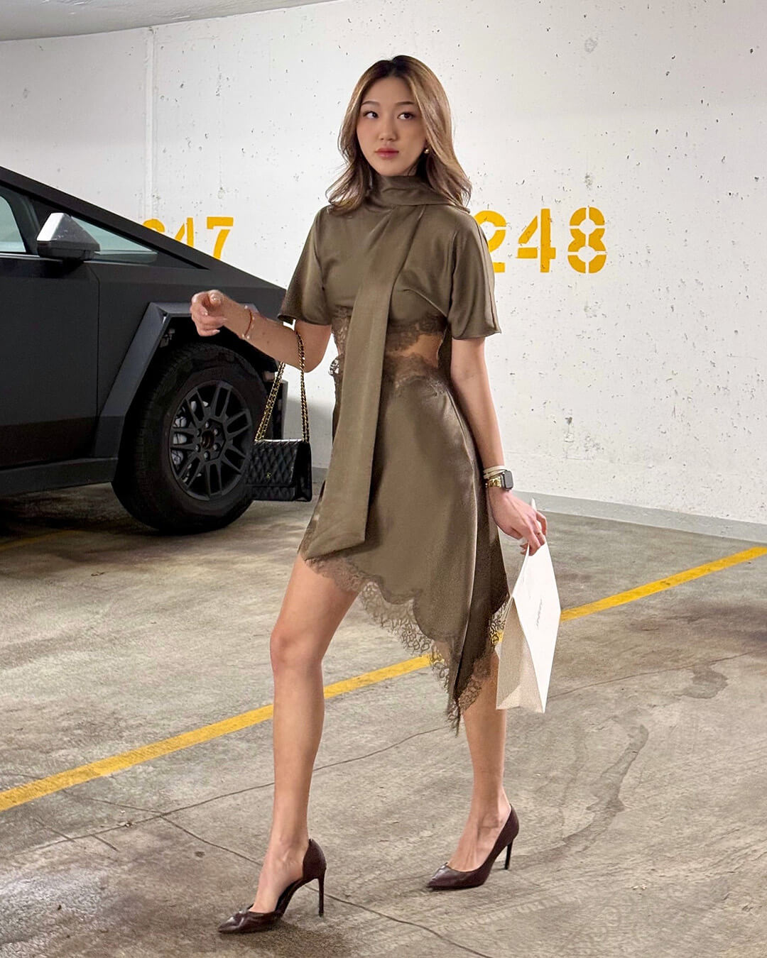 Vestido corto de satén con aberturas Chiara