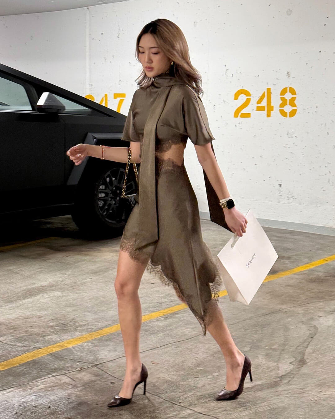 Vestido corto de satén con aberturas Chiara