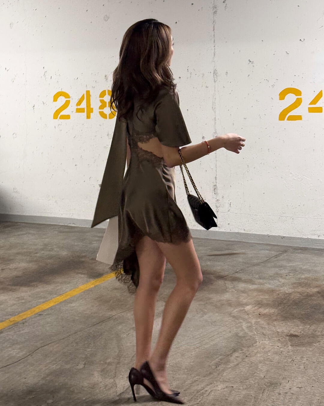 Vestido corto de satén con aberturas Chiara